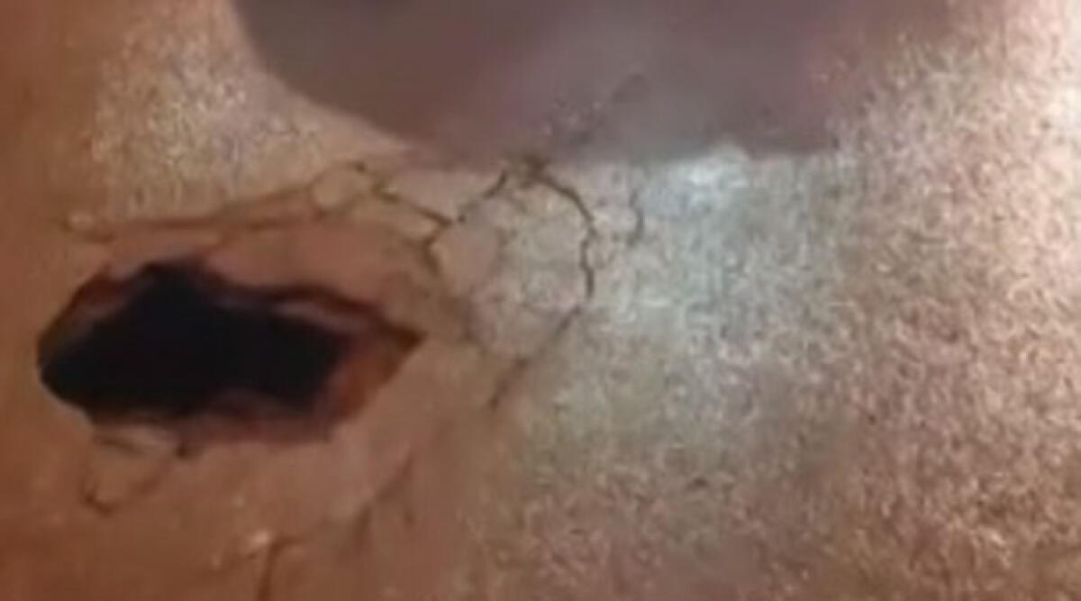 Si apre voragine in via Ducale: "Troppo traffico su strade medievali, l'asfalto si sgretola" - La buca che si è aperta in via Ducale