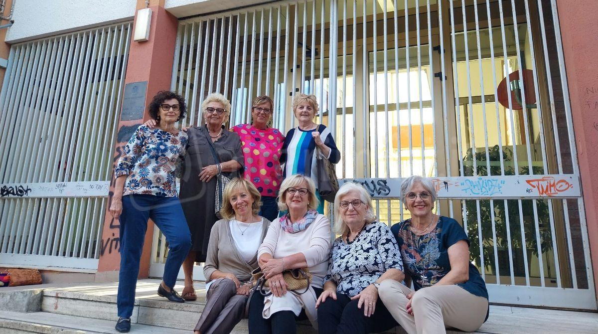 "La scuola immaginata": i ricordi delle ex allieve della prof Grazia Bravetti Magnoni - Le ex allieve davanti alla scuola