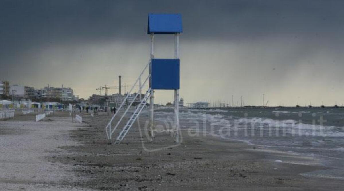 Rimini, l'inverno è stato il secondo più caldo dal 1955: deficit di pioggia e neve. I dati - Spiaggia di Rimini in inverno (repertorio)
