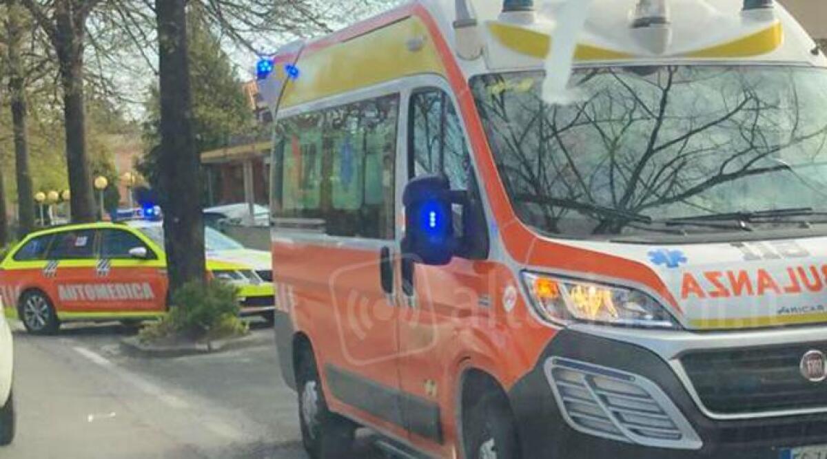 Tragedia sull'Adriatica: morti due motociclisti nel ravennate in un incidente stradale - Ambulanza e automedica, foto di repertorio