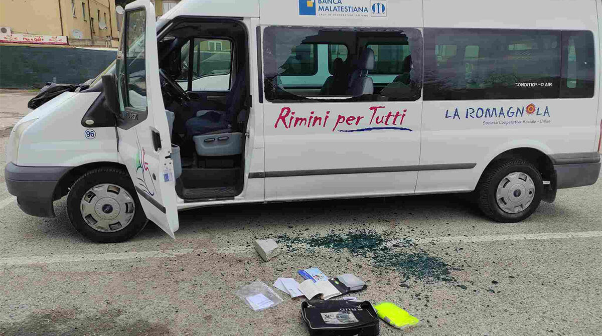 Raid di malviventi: vandalizzati i pulmini per trasporto disabili e sede cooperativa devastata - 