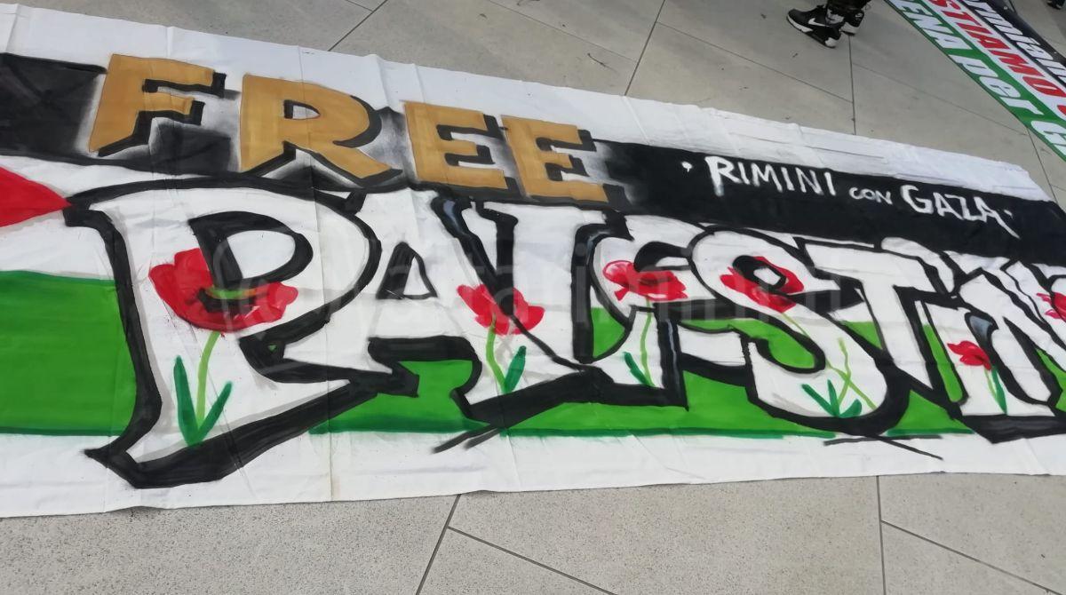 "Stop al genocidio": a Rimini manifestazione a favore della Palestina -