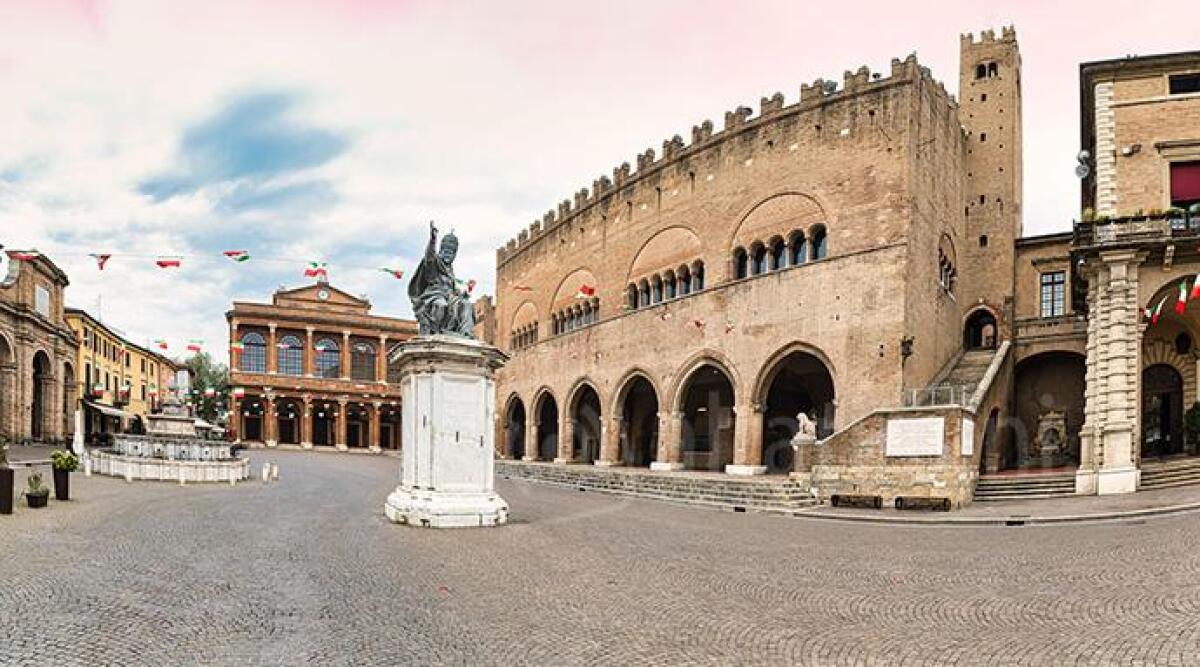 Parcheggio interrato Tripoli e nuovo impianto per l'atletica: ecco i fondi dall’avanzo di bilancio - Facciata del municipio di Rimini in piazza Cavour (archivio)