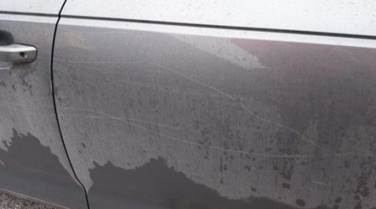 Allarme vandalismo in centro a Rimini: auto danneggiate con olio e graffi - Una delle vetture rigate