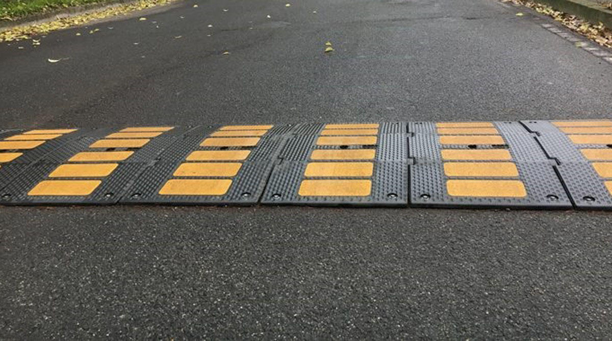 Dossi installati in via Crocetta a San Giovanni, residenti propongono modifica - Dosso FOTO DAL WEB