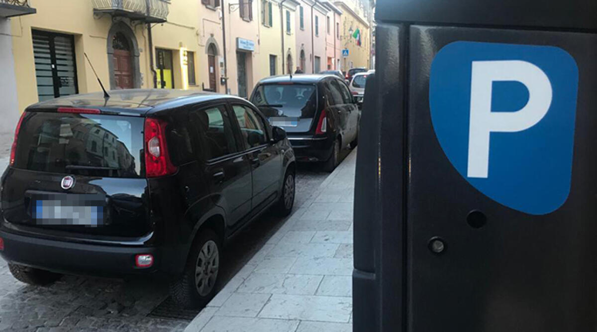 Novafeltria: cadono le accuse di concorso truccato per ausiliari del traffico, assoluzione per i tre imputati - Parcheggi lungo il corso di Novafeltria, foto di repertorio