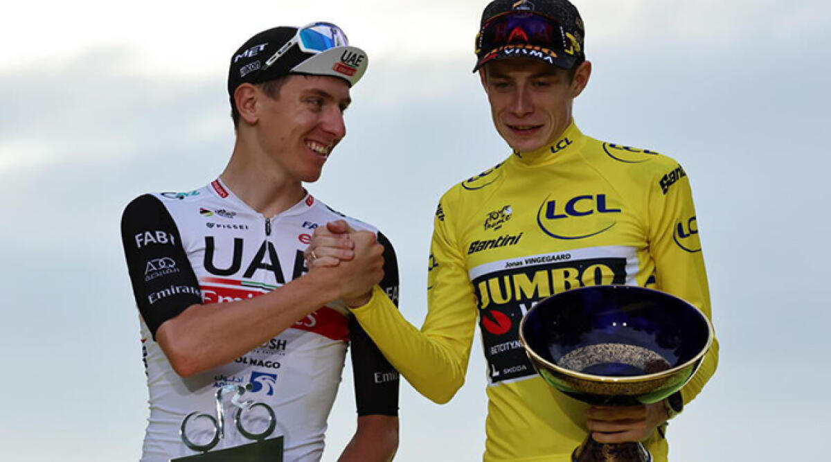 Tour de France, il Trofeo della Grande Boucle arriva in Emilia Romagna - epa10764825 Second placed Slovenian rider Tadej Pogacar (L) of UAE Team Emirates and winner Danish rider Jonas Vingegaard of Jumbo Visma celebrate on the podium after the 21st and final stage of the Tour de France 2023 over 115kms from Saint-Quentin-