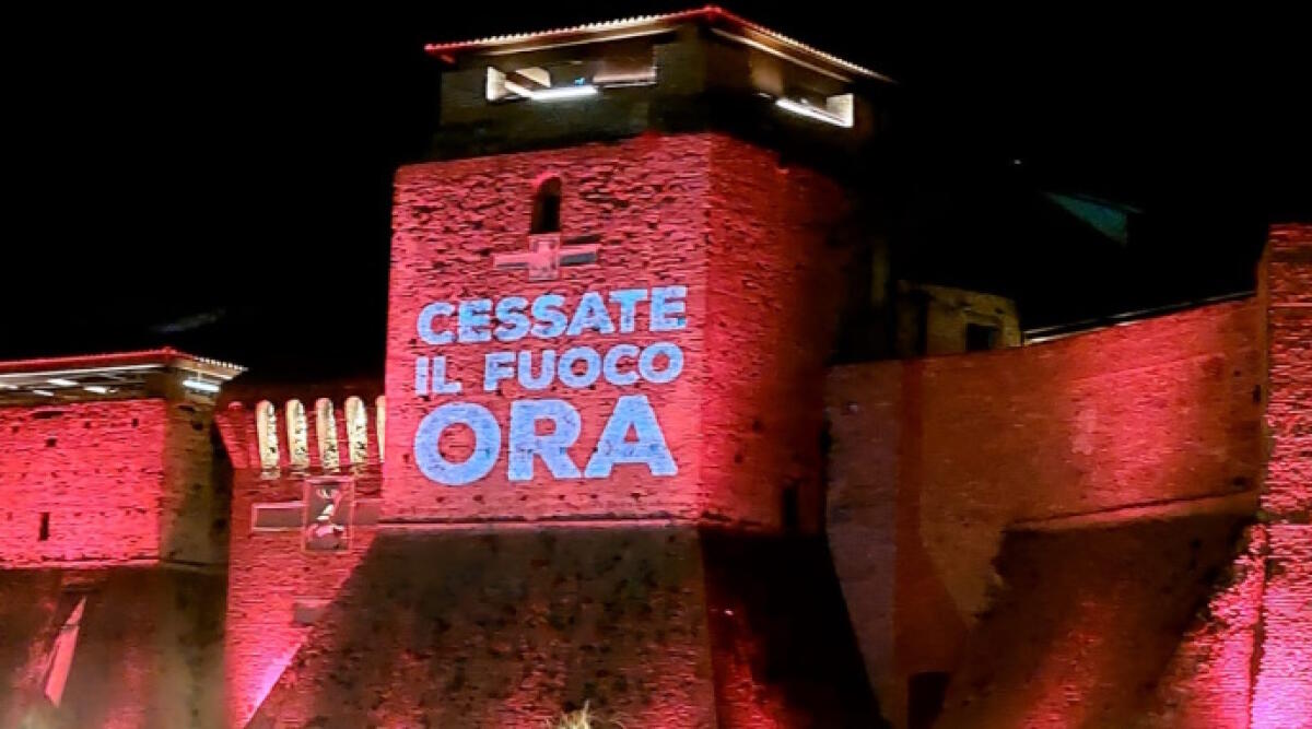 Rimini è contro la guerra, Castel Sismondo illuminato: "Cessate il fuoco ora" - La scritta sulla facciata di  Catel Sismondo