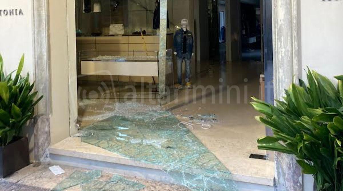 Riccione, spaccata in una boutique in viale Dante: 'Il centro è in mano alla delinquenza' - La vetrina sfondata della boutique