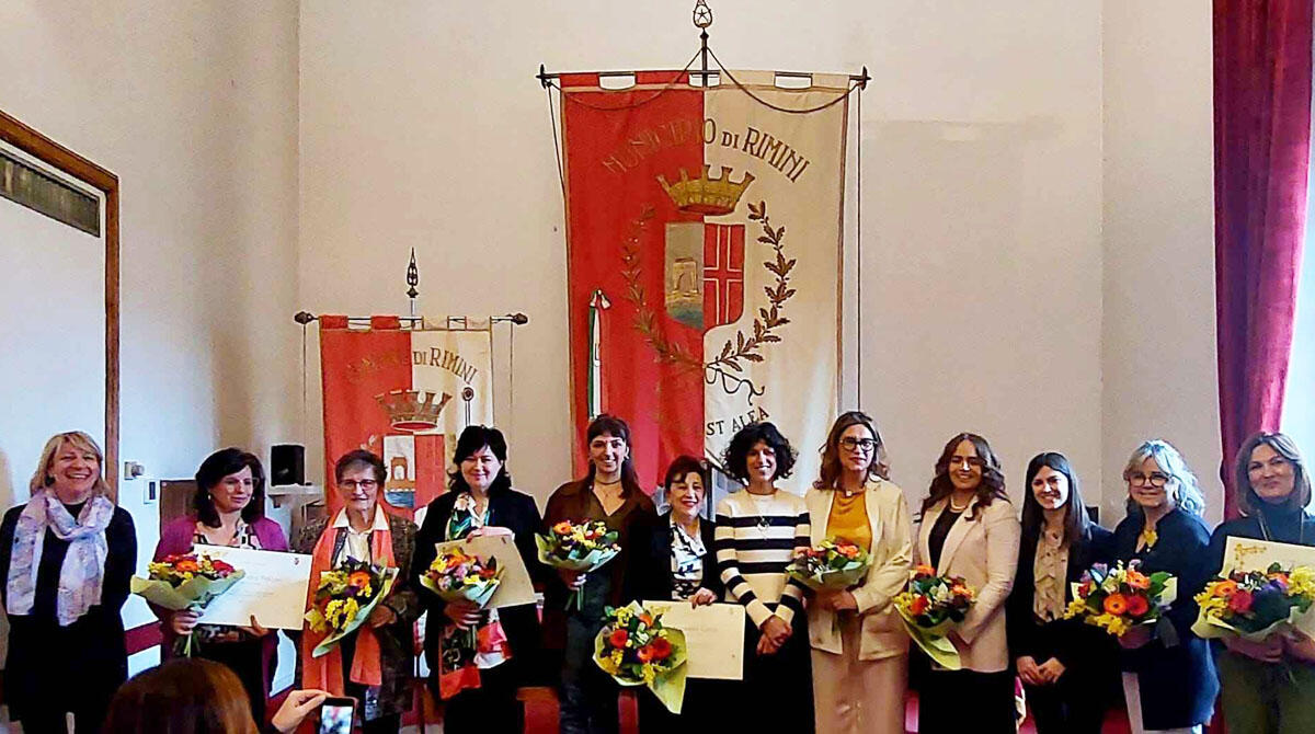 Dall'apicoltrice alla storica fornaia: ecco le imprenditrici riminesi premiate dal Comune per l'8 marzo - Foto di gruppo delle imprenditrici con la vice sindaca Bellini