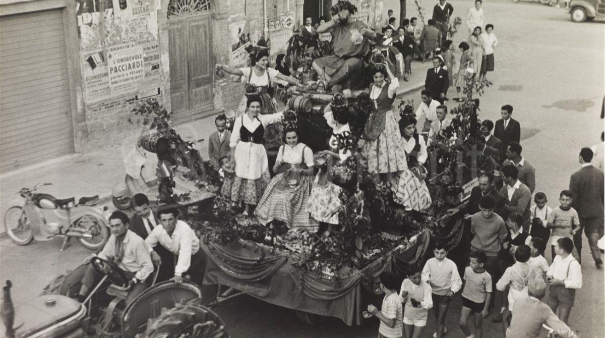 I carri dell’uva in Valconca: a Montescudo Montecolombo una mostra per ricordarli - Carro di Montecolombo in festa a Morciano