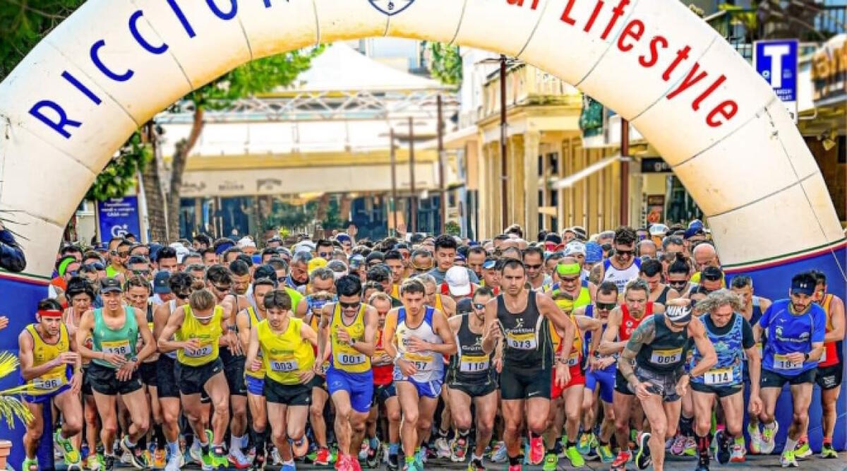 A Riccione spiagge e lungomari affollati. Gli eventi accendono la Primavera - La partenza della Strariccione