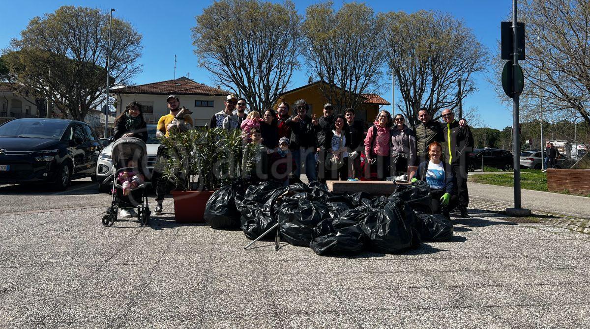 Domenica di pulizie al Parco della Resistenza a Riccione: circa 40 volontari all'opera - 