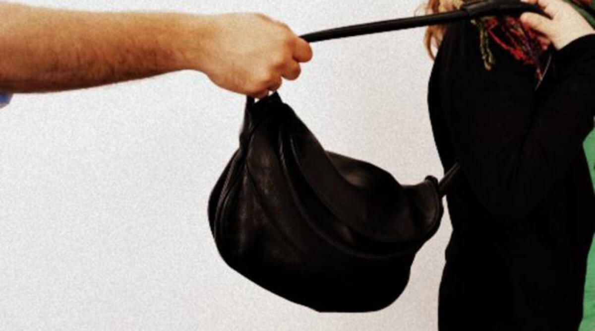 Scippata si aggrappa alla borsetta: rapinatore cade dal motorino - Archivio