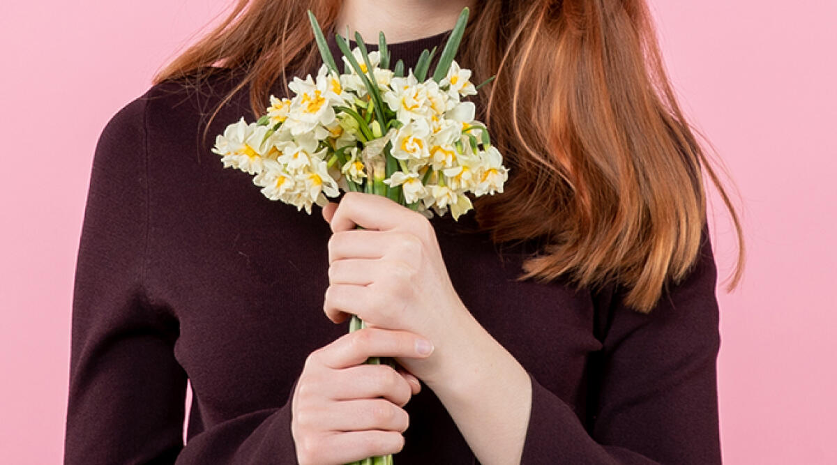 Per le donne l'8 marzo gratis nei musei e siti storici - front view young female with flowers in her hands and march decoration on pink background party womens day march marriage passion present equality