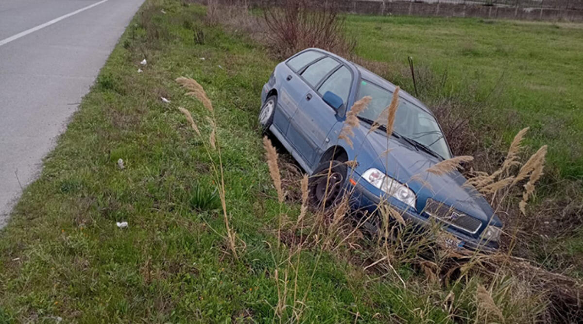 Si sente male e finisce fuori strada, auto invade la corsia opposta - L'auto finita fuori strada