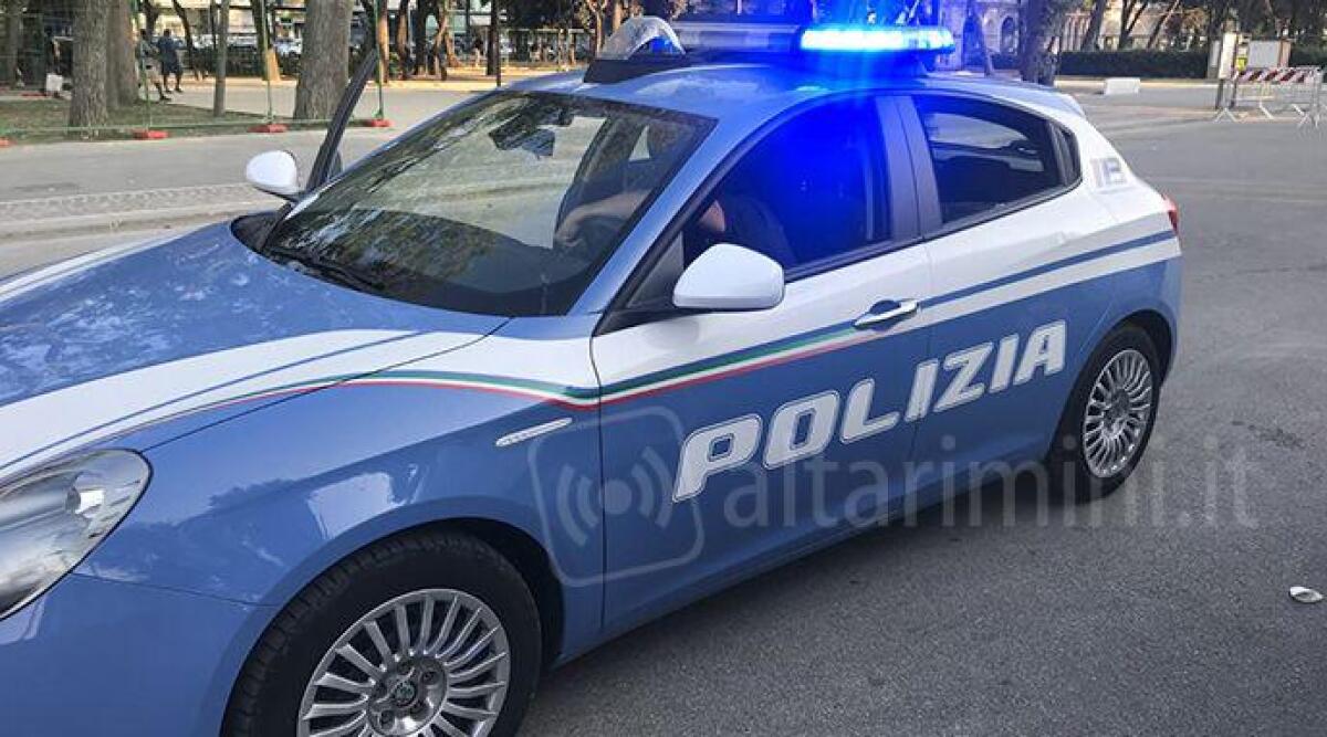 32enne arrestato per tentativo di furto, reagisce violentemente e sputa sangue sugli agenti - Volante della polizia. Repertorio