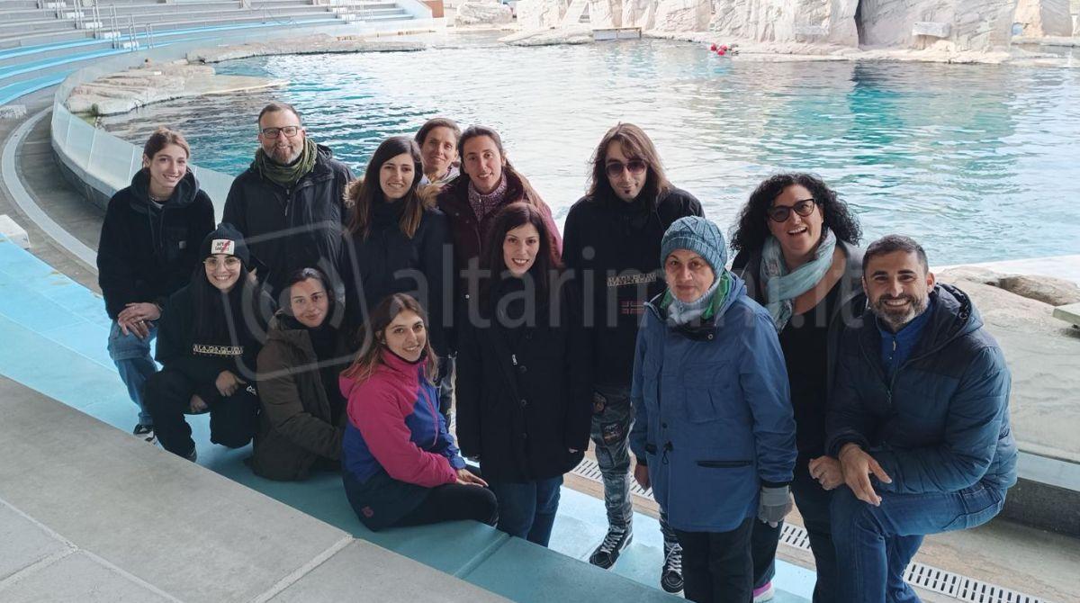 Addestratori a lezione dagli esperti di Oltremare: giornata di formazione per AlfaDog - Il gruppo di cinofili in compagnia di Marinelli e di Gianni Bucci, addestratore di delfini di Oltremare