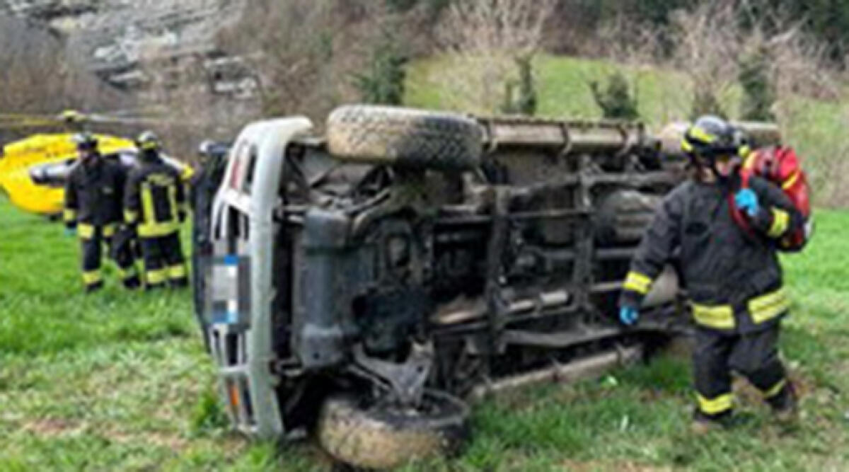 Fuoristrada con cacciatori a bordo precipita in una scarpata - Il veicolo ribaltato