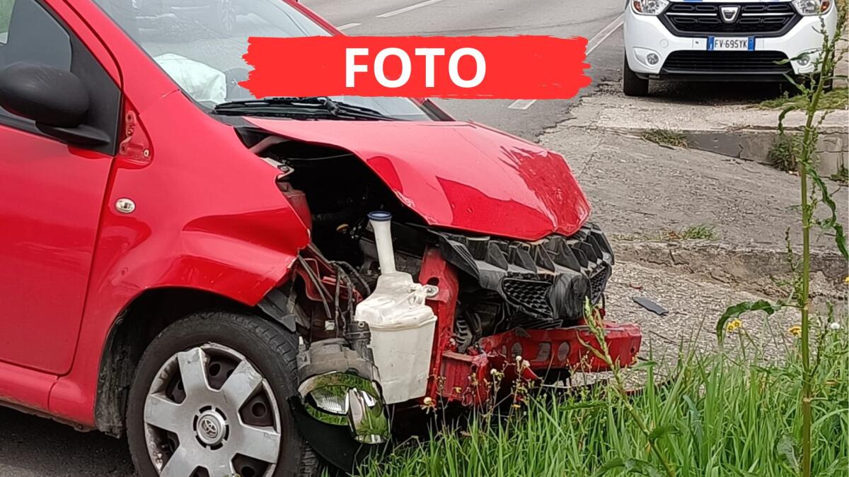 Frontale tra due auto sulla Riccione Tavoleto, due feriti. Interviene l'elisoccorso - Una delle due auto incidentate, foto Amato Ballante
