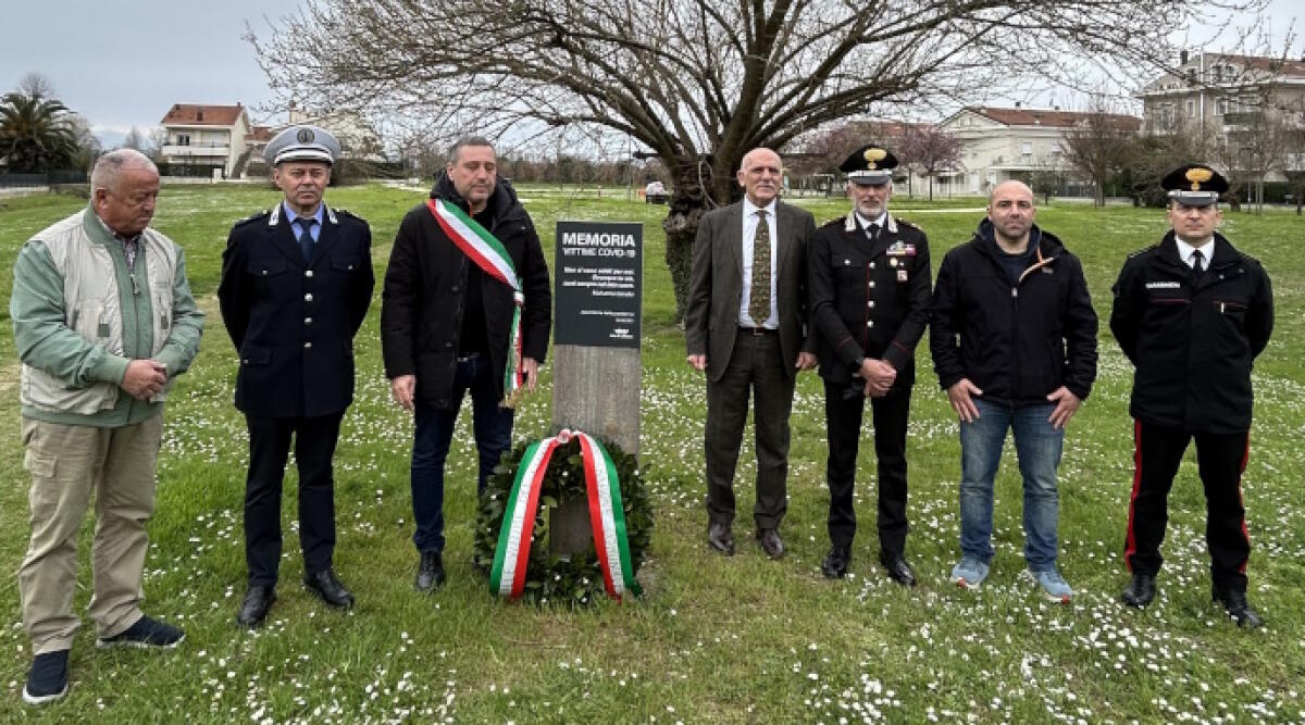 Corona di alloro alla stele al Parco delle Querce, Cattolica ricorda le vittime del Covid - La cerimonia di commemorazione