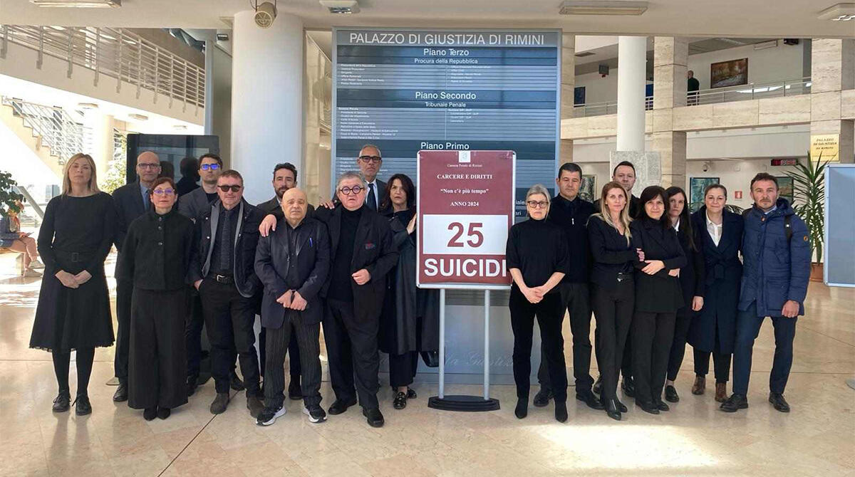 Tribunale di Rimini, la protesta per sensibilizzare contro i suicidi in carcere: "Già 26 nel 2024" - 