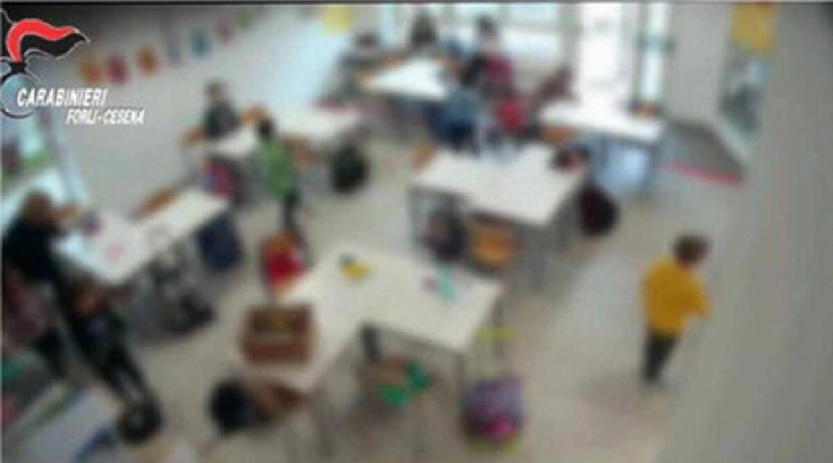 Schiaffi e insulti al bimbo, insegnante di sostegno arrestata per maltrattamenti - I maltrattamenti ripresi dalle telecamere