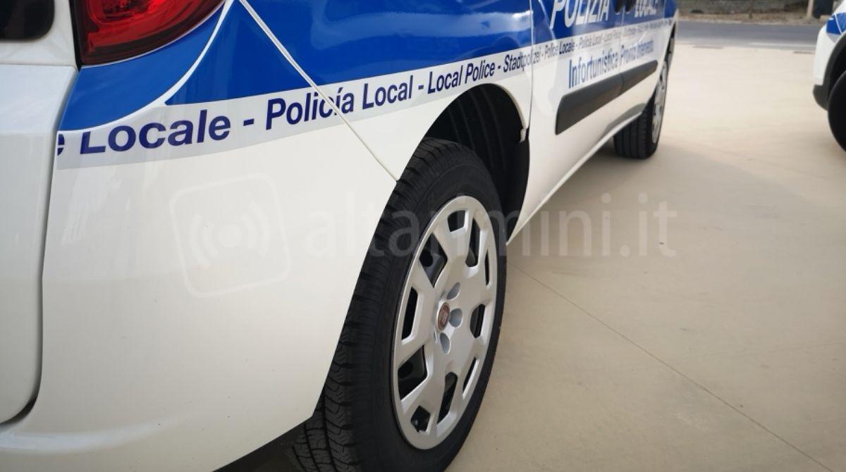 Guida senza patente e in determinati orari per evitare i posti di blocco: beccato dalla Polizia Locale - 