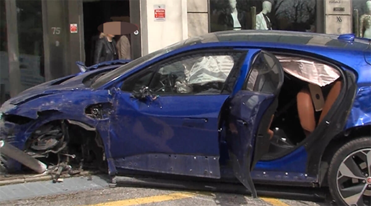 Schianto ad alta velocità, due anziani sfiorano la tragedia a San Marino - Fermo immagine dal servizio di San marino Rtv