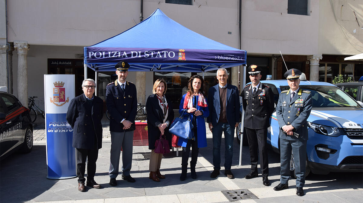 Rimini, forze dell'ordine scendono in piazza per allertare sulle truffe agli anziani - 