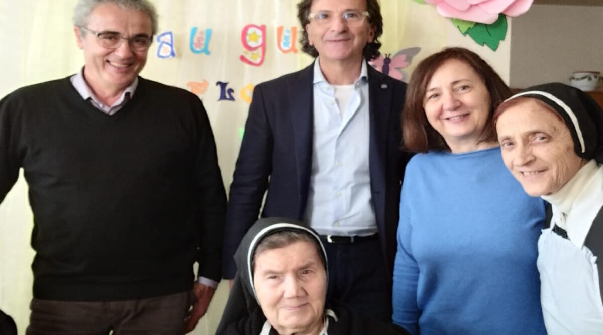 Coriano festeggia i cento anni di suor Florinda: “Non bisogna mai avere paura di dare” - Suor Florinda con sindaco e assessori