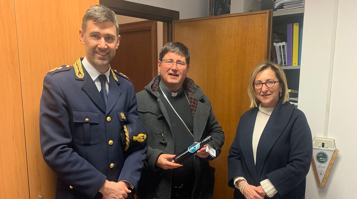 L'Olio di Capaci diventa l'olio santo per le celebrazioni pasquali riminesi - La consegna al Vescovo della Diocesi di Rimini Nicolò Anselmi