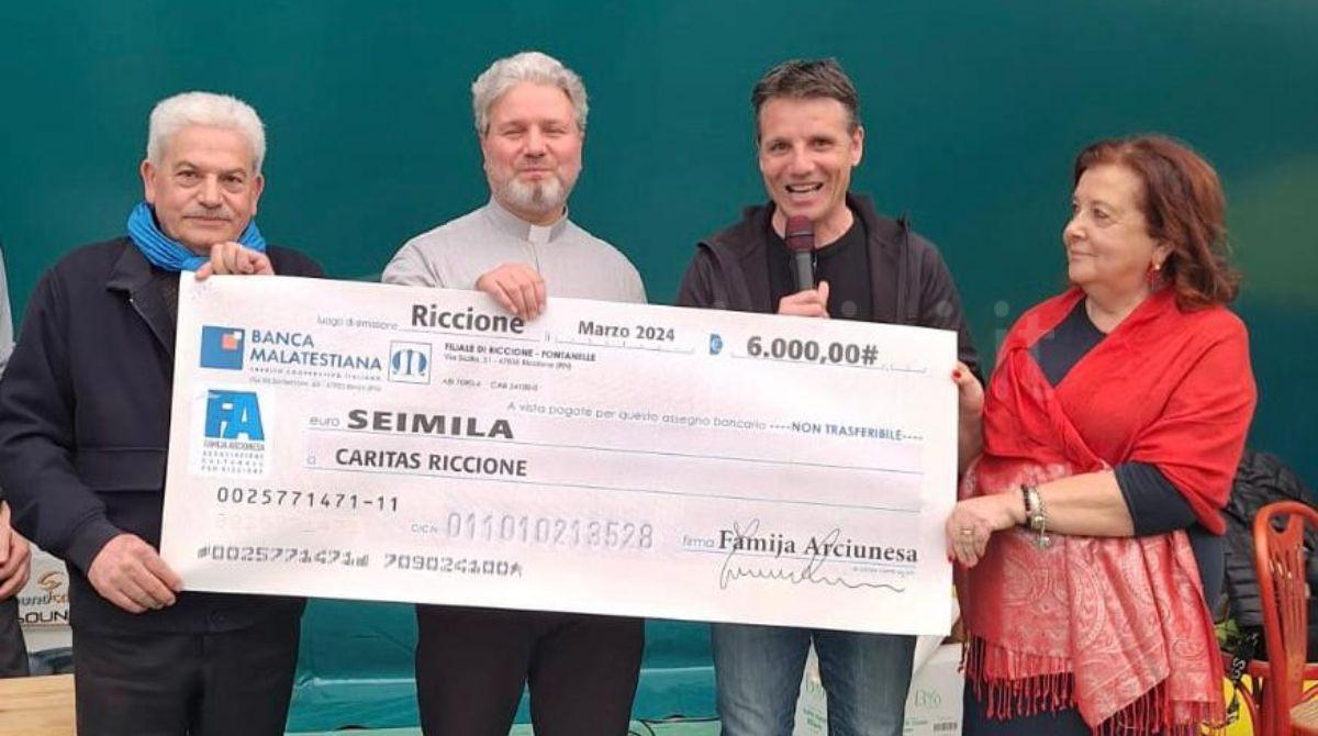 Riccione, la rassegna dialettale "La sgrignarela" raccoglie 7 mila euro per beneficenza - La consegna dell'assegno alla Caritas