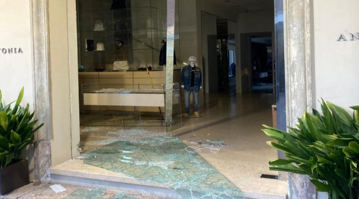 Spaccata alla boutique Antonia, in tre colpiscono e fuggono in auto, ritrovata vuota e ripulita. Le reazioni - La boutique Antonia in viale Dante
