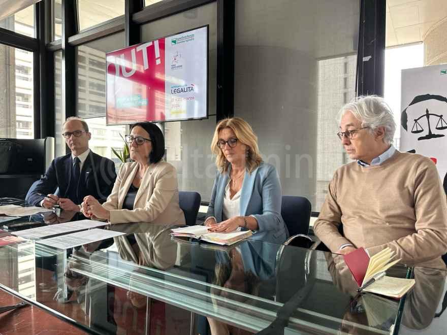 Galleria 1 del post: Pietro Grasso alla mostra anti-mafia realizzata dalle scuole Einaudi Molari di Rimini