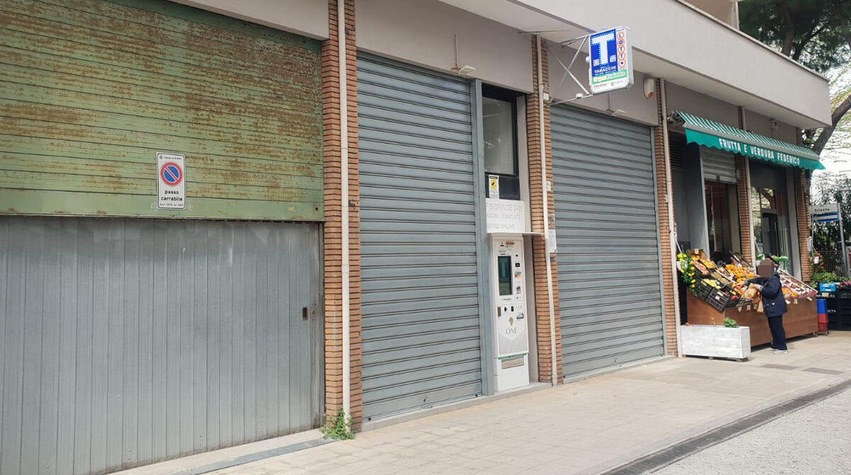 Furto notturno a Rimini: razzia in tabaccheria grazie a un buco nel muro del garage confinante - Tabaccheria viale Nazario Sauro, Rimini