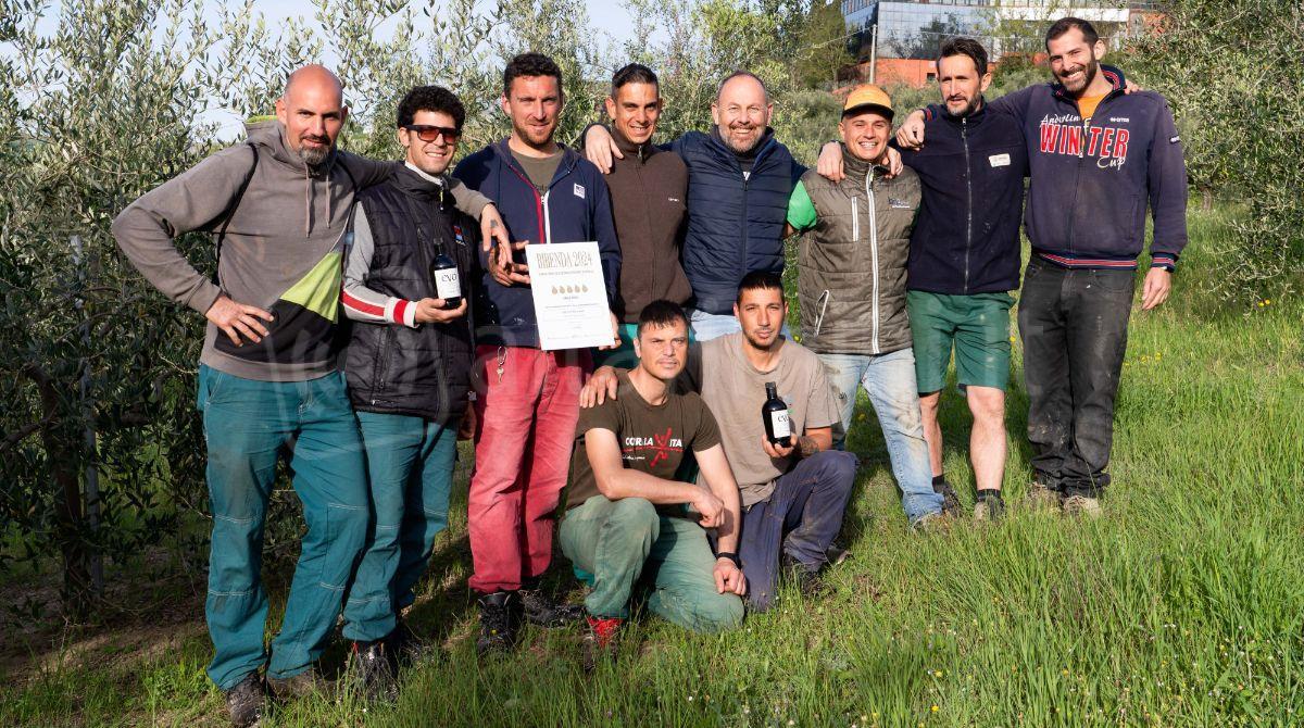 L'olio Evo di San Patrignano ottiene il premio "5 Gocce" - I ragazzi di Sanpa con il premio