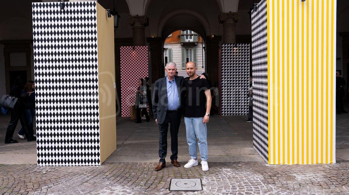 The Art of Independence: l’artigianato di San Patrignano incontra il design di Giulio Cappellini - Giulio Cappellini con un ragazzo della Comunità davanti all'installazione