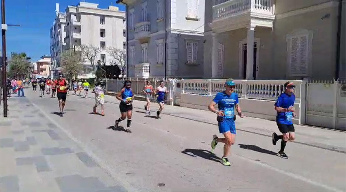 Rivabella accoglie la Rimini Marathon: nuovo percorso, stesso entusiasmo - Il passaggio della corsa a Viserba