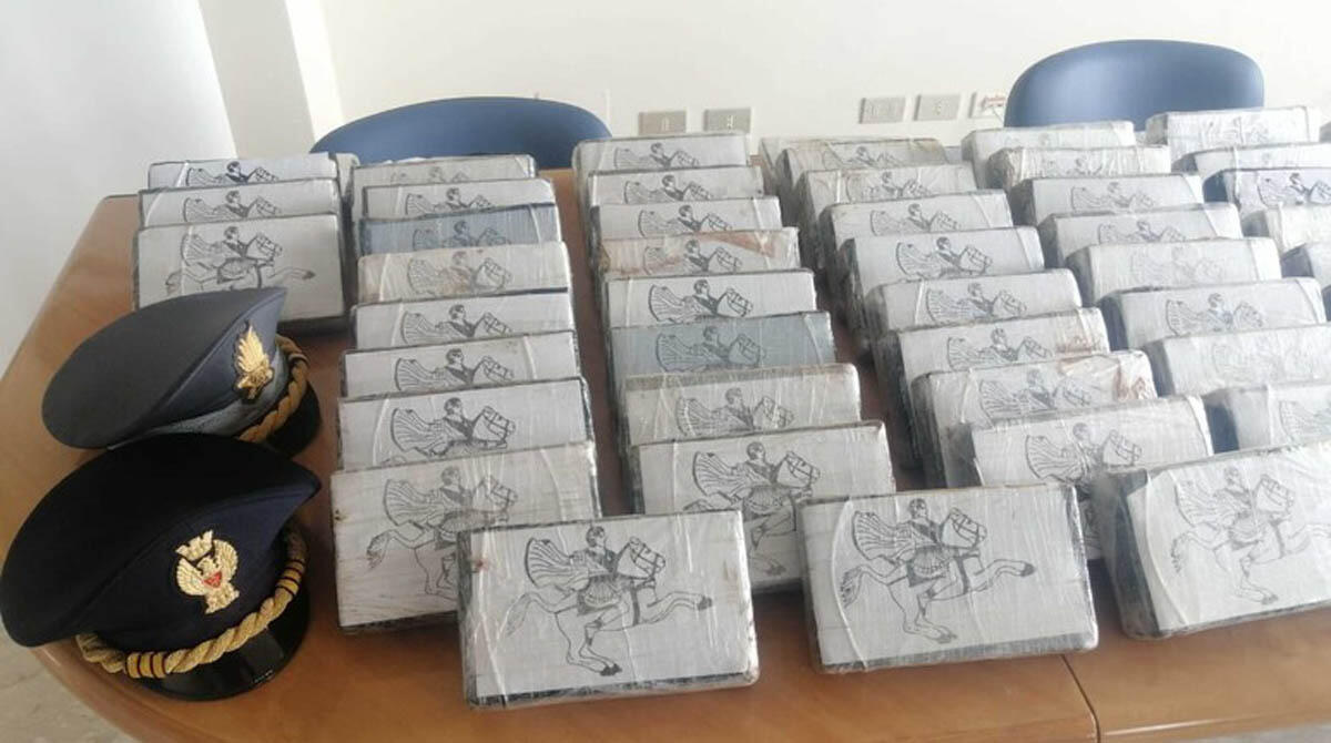 La cocaina arriva dal mare: scoperto un quintale e mezzo di droga nascosto nello scafo di un nave -