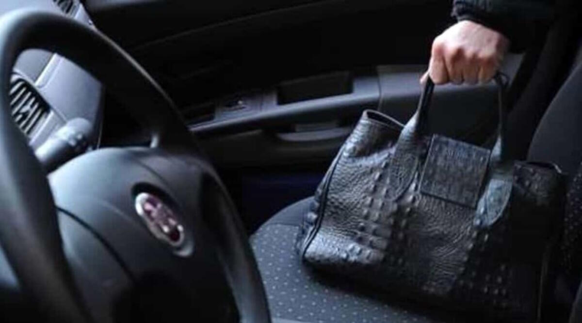 Finge di aiutare una donna a parcheggiare e le ruba la borsa: denunciata - Furto della borsa (repertorio)