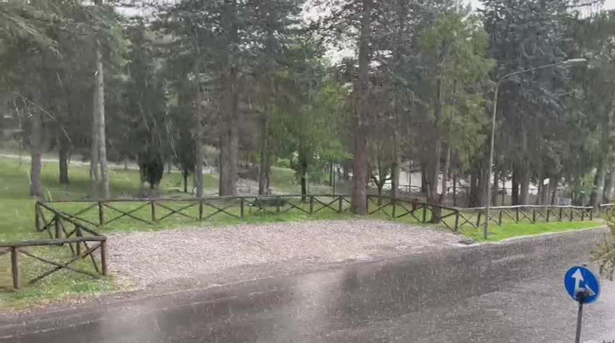Irrompe l'aria fredda sul riminese, in Alta Valmarecchia rovesci con pioggia mista a neve - Maltempo a Sant'Agata Feltria Screenshot da video