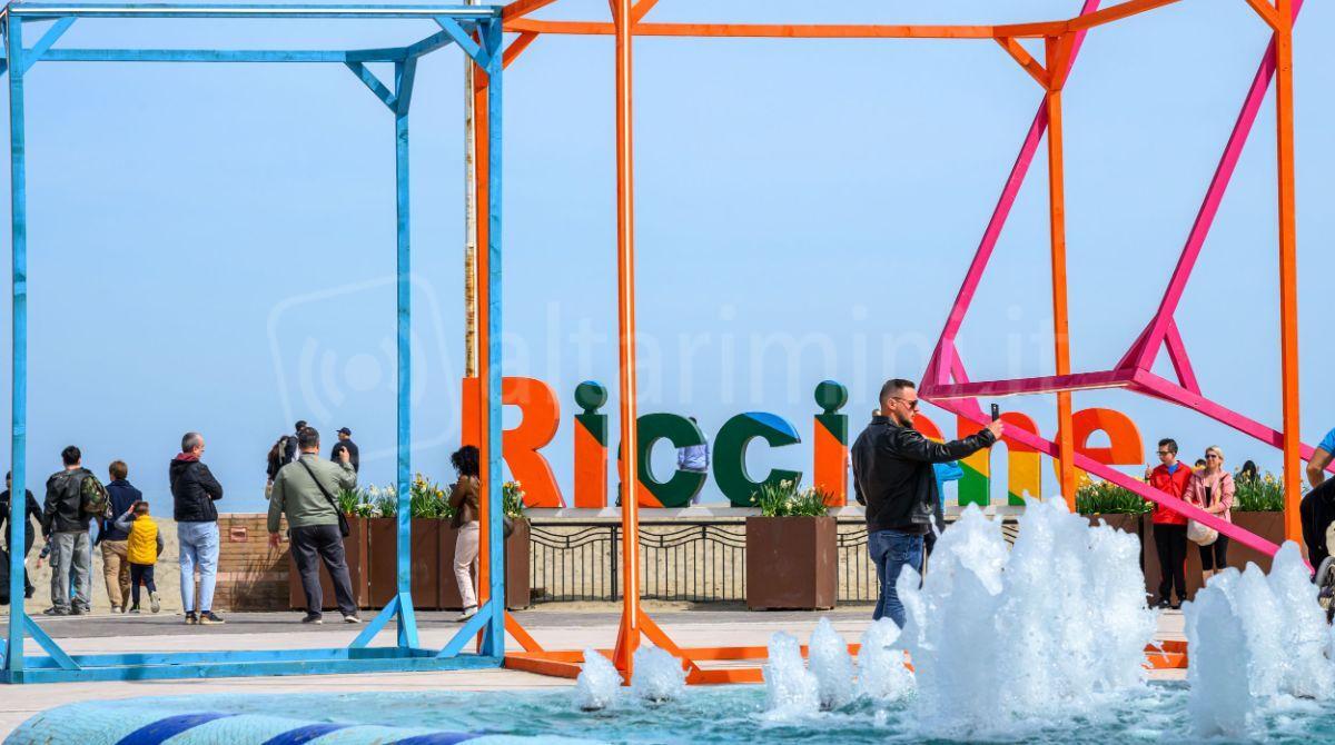 Tanti cittadini e turisti a spasso per Riccione nel weekend - Ph Casalboni