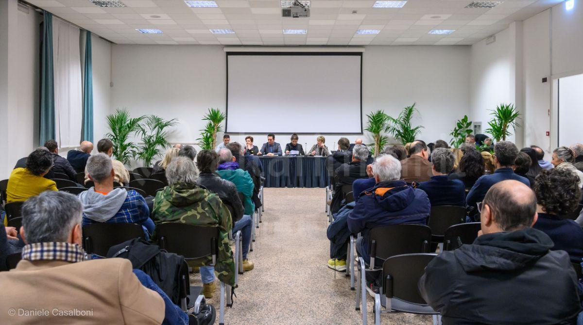Riccione, Sindaca incontra i residenti in zona Porto, Dante e Ceccarini - Un precedente incontro al Palazzo del Turismo - ph Casalboni
