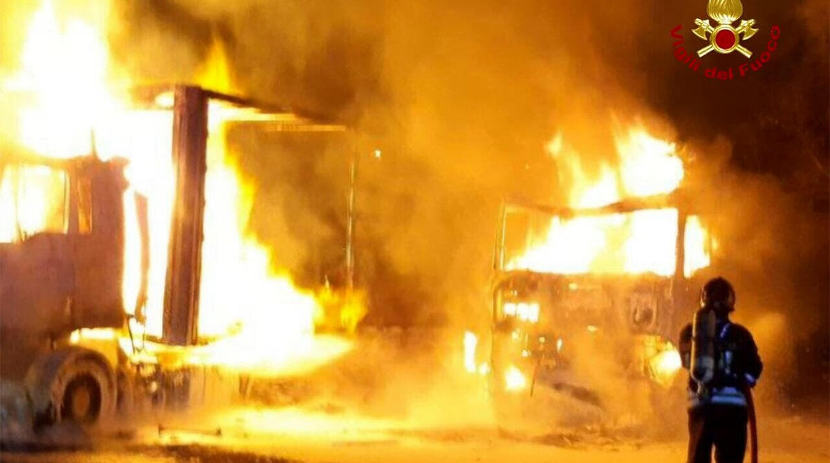 Rogo spaventoso a Longiano, distrutti due camion - I due camion distrutti dalle fiamme