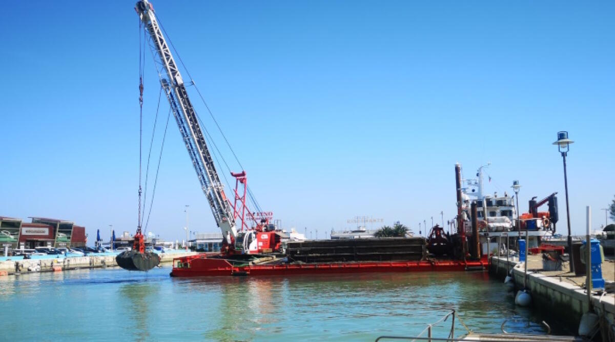Dragaggio dell’area portuale di Riccione: entro la fine di maggio i fondali saranno puliti - Dragaggio del porto di Riccione