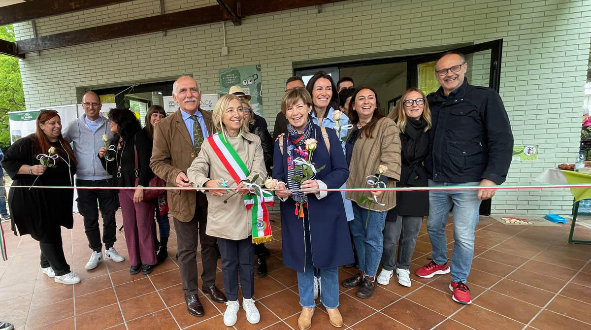 Cattolica, l'ex bar rinasce come luogo di aggregazione: inaugurata la Bottega del Parco - Il taglio del nastro con le due sindache Foronchi e Angelini