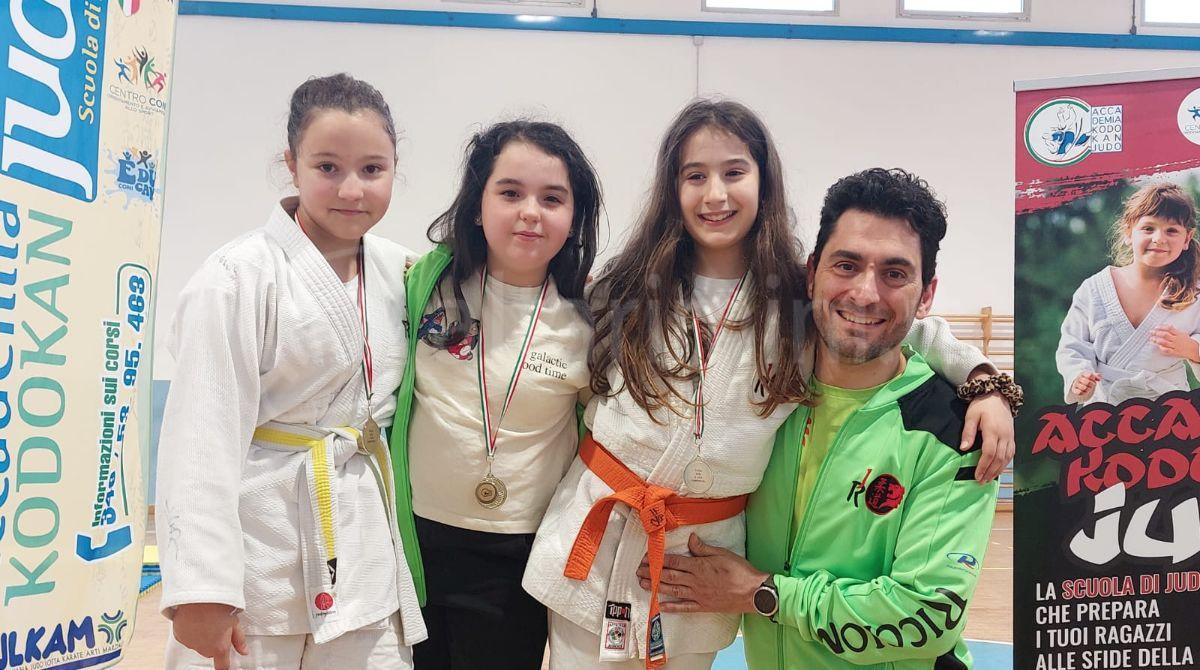 Riccione, weekend dedicato ai piccoli del Judo della Polisportiva - Maestro Longo con la ragazze Giulia Longo, Giulia Matteini e Greta Valentini