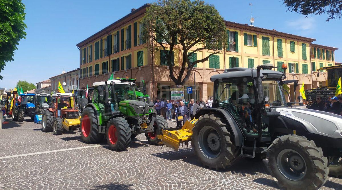 Coriano, il primo maggio sfilano 150 mezzi agricoli per celebrare la Festa Cristiana del Lavoro -