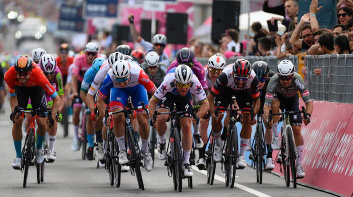 Giro d'Italia, passaggio a Rimini il 17 maggio: come cambia la viabilità - Foto Ansa